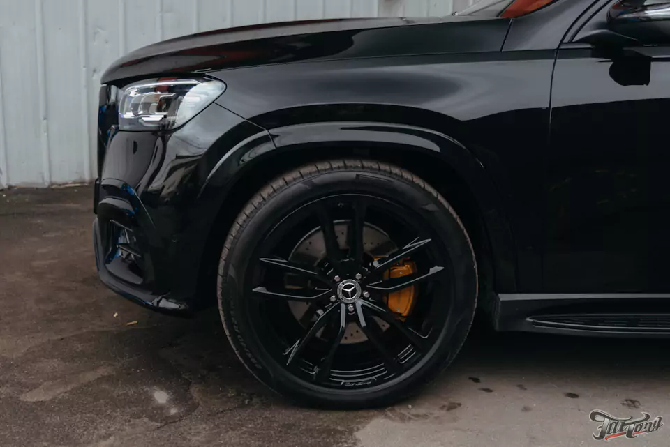 Окрас деталей Mercedes GLS после некачественных работ, оклейка полиуретаном, окрас дисков и суппортов, антихром, комплекс детейлинг-услуг